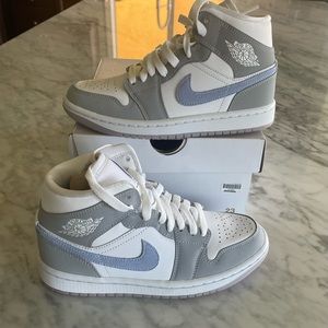 Air Joradan 1, Nike, woman size5, white/Aluminum-wolf grey
